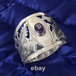 Excellent anneau de serviette en argent sterling avec une pierre précieuse d'améthyste et de chardon.