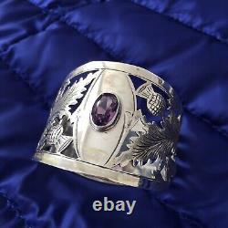 Excellent anneau de serviette en argent sterling avec une pierre précieuse d'améthyste et de chardon.