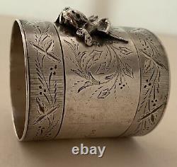Mouvement esthétique américain Anello portatovagliolo a nido d'uccelli applicato figural in argento Sterling 1865