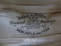 Paire assortie d'anneaux de serviette en argent massif datant de 1902