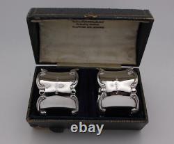 Paire d'anneaux à serviette en argent sterling à boîte, bordés de motifs en coquille, Birmingham 1920, pas d'inscription en anglais.