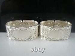 Paire d'anneaux de serviette en argent sterling dans un étui de Carr's of Sheffield Ltd 1995 en parfait état.