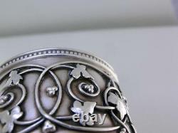Rare Antique Sterling Silver Napkin Ring avec des lierres et des feuilles appliqués, attribué à Tiffany.