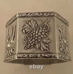Superbe anneau de serviette en argent monnaie sterling à motif d'oiseaux, de fleurs et de raisins dans le style esthétique américain