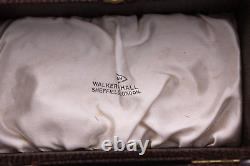 Une paire de porte-serviettes en argent sterling Walker & Hall 1948